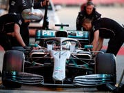Die Mechaniker kümmern sich um Valtteri Bottas und seinen Mercedes (Bild: KEYSTONE/AP/JOAN MONFORT)