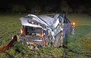 Das Auto ist nach dem Unfall mit mehreren Überschlägen komplett zerstört. (Bild: Luzerner Polizei, Geuensee, 26. Februar 2019)
