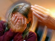 Ein Kind wird zu Hause geohrfeigt. Gemäss Schätzungen einer Studie sind in der Schweiz bis zu 130'000 Kinder in der Erziehung regelmässig Opfer von Gewalt. (Bild: KEYSTONE/STEFFEN SCHMIDT)