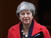 Die britische Premierministerin Theresa May hat ihren Widerstand gegen eine Verschiebung des Brexit aufgegeben. Sie sei bereit, das Parlament darüber abstimmen zu lassen, sagte sie am Dienstag vor dem britischen Unterhaus in London. (Bild: KEYSTONE/EPA/ANDY RAIN)