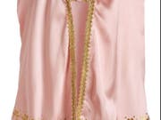 Das rosafarbene «Queen Cape» ist leicht entflammbar. Für Kinder besteht daher die Gefahr von Verbrennungen. (Bild: BLV)