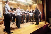 Die Sänger tragen unter der Leitung von Dirigent Peter Geuggis klassische Lieder vor. (Bild: Peter Spirig)