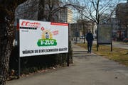 Das umstrittene Plakat des Elektrogeschäfts; im SVP-Stil aber mit dem Namen des Zuger Traditionskonzerns. (Bild: Andreas Faessler, Uster, 26. Februar 2019)