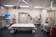 Blick ins Operationszimmer des Spitals Einsiedeln. (Bild: Urs Flüeler / Keystone, 22. September 2018)