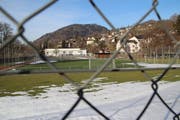 Die neue Kantonsschule Wattwil soll auf dem Rietstein-Areal entstehen, wo sich heute Sportanlagen befinden. Die Turnhalle, das weisse Gebäude im Hintergrund, bleibt erhalten und wird weiterhin für die Kantonsschule genutzt. (Bild: Martin Knoepfel)