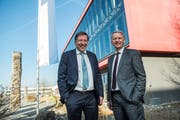 CPH-Verwaltungsratspräsident Peter Schaub (links) und CEO Peter Schildknecht am Dienstag vor dem Firmensitz. (Bild: Dominik Wunderli,Perlen-Buchrain, 26. Februar 2019)