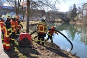 An der Thur lernten die Feuerwehrleute, wie sie mit der Motorspritze Wasser ansaugen können. (Bild: Sabine Camedda)