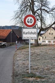 Illegal aufgestellt: die Tempo-40-Tafeln in Karlishub. (Bild: Roman Scherrer)