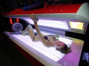 Minderjährige können sich künftig nur noch in der Natur sonnen: Der Bundesrat hat am Mittwoch ein Solariumverbot für Personen unter 18 Jahren beschlossen. (Bild: KEYSTONE/AP/ROBERTO PFEIL)