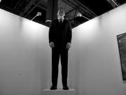 Provokation mit einer Majestät: eine allein zum Zweck der späteren Zerstörung errichtete Skulptur des spanischen Königs Felipe VI. sorgt an der Madrider Kunstmesse Arco für rote Köpfe. (Bild: KEYSTONE/EPA Santiago Sierra art studio/SABELA LLERENA)