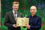Die Organisatoren von Osterspringen Amriswill Stefan Kuhn und Urs Himmelberger mit der Auszeichnung «Organizer of the Year». (Bild: Donato Caspari)