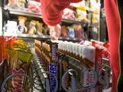 Twix, Snickers, Mars: Die Migros will keine höheren Preise akzeptieren und hat deshalb einen Bestellstopp für Mars-Produkte beschlossen. (Bild: KEYSTONE/GAETAN BALLY)