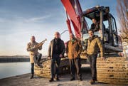 Idyllischer Spatenstich an der Stedi: Trompeter Dani Felber, Architekt Andreas Hermann, Gemeindepräsident Martin Stuber und Projektleiter Reto Mästinger. Gemeinderat Hans-Ulrich Hug, der Präsident der Baukommission, sitzt im Bagger. (Bild: Andrea Stalder)