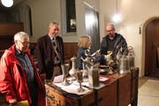 Bewundern alte Kirchenschätze: Der frühere Messmer Ruedi Bodenmann, Kirchenpräsident Hans Krüsi, Betty Sonnberger von der Denkmalpflege und Behördenmitglied Christian Spadin. (Bild: Manuela Olgiati)