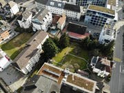 Die geplante Grossüberbauung mitten in Weinfelden umfasst das Gebiet des alten Mehrfamilienhauses im Sonnenwinkel, des Spiwal-Gebäudes, der ehemaligen Prandini-Liegenschaft sowie Teilen des Gartens der Villa Wartburg. (Bild: Mario Testa)