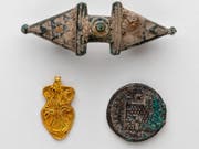 In Altdorf entdeckten Archäologen eine Gewandspange (oben) und eine Münze (rechts) aus der Römerzeit, sowie einen goldenen Anhänger (links) aus dem 6. bis 7. Jahrhundert. (Bild: F.X. Brun, Altdorf, Februar 2019)