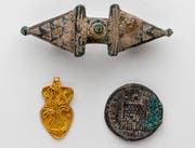 In Altdorf gefunden: eine römische Gewandspange (oben), eine römische Münze des Kaisers Constantinus (rechts) und ein goldener Anhänger aus dem 6./7. Jahrhundert (links). Bild: F.X. Brun, Altdorf, Februar 2019)