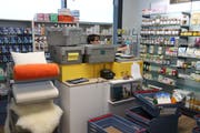 Einräumen in der Lachen-Drogerie: Die Einrichtung der Postagentur dient noch als Ablagefläche für Trasportkisten. Ab Montag können die Bewohnerinnen und Bewohner der Lachen hier ihre Postgeschäfte abwickeln. (Bild: Reto Voneschen - 26. Februar 2019)