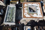 Die neue Überbauung Ulmenstrasse 9/11 in der Lachen. Im Erdgeschoss des Hauses mit dem roten Flachdach ist die neue Migros untergebracht. Im Erdgeschoss des Hauses, das noch eingerüstet ist, befindet sich neu die Lachen-Drogerie. (Bild: Benjamin Manser - 21. Februar 2019)