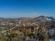 Brückenmuseum St.Gallen: Rechts der Sitterviadukt der SOB mit dem orangen Baustellennetz. Links ist der SBB-Viadukt, die Kräzernbrücke, die Fürstenlandbrücke und hinter dem Kamin der KVA der Sitterviadukt der Stadtautobahn zu erkennen. (Leserbild: Renato Maciariello - 21. Februar 2019)