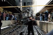 Nach dem Unglück und dem Brand der Lok versammeln sich Schaulustige auf den Perrons. (Bild: Nariman El-Mofty/AP; Kairo, 27. Februar 2019)