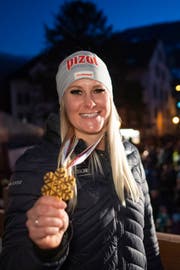Zu Recht stolz zeigt Julie Zogg ihre goldene WM-Medaille.