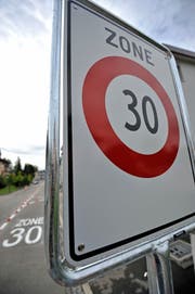 Die Signalisation der Tempo-30-Zone soll verbessert werden. (Bild: Reto Martin)