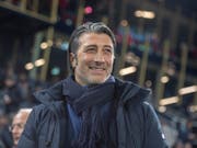 Trainer Murat Yakin wird mit seinen Sittenern dem FCB alles abverlangen (Bild: KEYSTONE/URS FLUEELER)