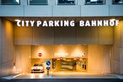 Die City Parking St.Gallen AG weist Kritik an ihrer Tarifgestaltung aus Gewerbekreisen in einem offenen Brief zurück. Sie verweist dabei auf die Tatsache, dass sie seit 2007 741 neue Parkplätze in der Innenstadt geschaffen hat - unter anderem auch in der Parkgarage hinter dem Hauptbahnhof (im Bild deren Einfahrt). (Bild: Urs Bucher - 20. Oktober 2013)
