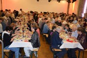 Rund 200 Ortsbürger geniessen am Mittwochmittag eine original Ortsbürgerwurst in der Tonhalle. Bild: Gianni Amstutz