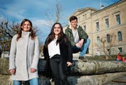 Julia Küng, Ronahi Yener und Tim Kilchsperger gehören zum Zuger OK der Klimastreiks. (Bild: Stefan Kaiser (Zug, 22. Februar 2019))