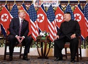 Donald Trump und Kim Jong Un zeigten sich schon zu Beginn ihres Zusammentreffens in guter Laune. (Bild: Evan Vucci/AP (Hanoi, 27. Februar 2019))