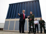 US-Präsident Donald Trump bei der Besichtigung von Prototypen für eine Grenzmauer. (Bild: KEYSTONE/AP/EVAN VUCCI)
