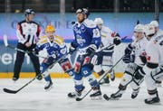 Zugs Pontus Widerström nimmt den Puck aus der Luft ab. (Bild: Stefan Kaiser, Zug, 24. Februar 2019)