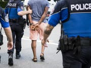 Im Kampf gegen den Strassenhandel hat die Polizei in Lausanne im Frühjahr 2018 ihre Präsenz verstärkt. Im Vorjahr hatte die Zahl der Dealer in der Kantonshauptstadt mit geschätzten 200 Personen einen neuen Höhepunkt erreicht. (Bild: Keystone/JEAN-CHRISTOPHE BOTT)