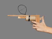 «Holzrevolver» (2013) von Lucas Olivet ist Teil der Ausstellung «Im Visier», die vom 2. März bis 26. Mai 2019 im Forum Schlossplatz in Aarau zu sehen ist. (Bild: Lucas Olivet)