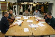 Die «Per Tutti»-Schnitzelbänkler am Proben; von links: Urs Stadelmann («Mosi»), Fredi Bossart («Schlezi»), Lukas Imhof («Lük»), Stefan Gerber («Cheesy»), Toni Muheim («Muh») und Bernhard Schuler («Chuäli). (Bild: Bruno Arnold, Altdorf, 23. Februar 2019)