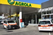 Einsatzfahrzeuge der St.Galler Kantonspolizei bei der Agrola-Tankstelle in Wattwil. (Bild: Timon Kobelt)