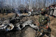 Das Wrack des abgeschossenen, indischen Militärjets. (Bild: Mukhtar Khan / AP, Kaschmir, 27. Februar 2019)