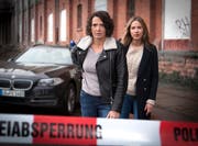 Ulrike Folkerts spielt Hauptkommissarin Lena Odenthal (links) .(Bild: Sabine Hackenberg/SWR)