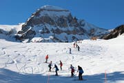 Atemberaubende Kulisse: Die Piste wird vor dem Rennen von freiwilligen Helfern präpariert bzw. ausgetreten. (Bild: PD)