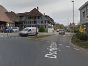 Der Brand ereignete sich an der Grosshöchstettener Dorfstrasse, die an diesem Kreisel im Dorfzentrum beginnt. (Bild: GOOGLE STREET VIEW)
