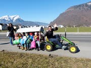 Auf dem Trettraktor-Kindertaxi in Stans geht’s fröhlich zu und her. (Bild: Franz Niederberger)
