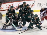 Kevin Fiala (links) und die Minnesota Wild erkämpften sich in Winnipeg im Kampf um die Playoff-Teilnahme einen wichtigen Sieg (Bild: KEYSTONE/AP The Canadian Press/TREVOR HAGAN)