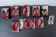 Den Schweizer Schuhhandel drückt der Schuh: Die Umsätze schwächeln, viele Konsumenten kaufen im Ausland ein und immer mehr Kunden shoppen online. (Bild: Keystone/Georgios Kefalas)