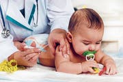 Der Impfplan 2019 sieht für Babys einen Pieks weniger vor. (Bild: Getty)