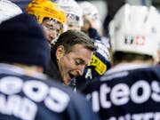 Trainer Serge Pelletier (Bildmitte) steht mit La Chaux-de-Fonds in den Playoffs der Swiss League unmittelbar vor dem Einzug in die Viertelfinals (Bild: KEYSTONE/JEAN-CHRISTOPHE BOTT)