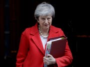 Die britische Premierministerin auf dem Weg ins Parlament: Theresa May hofft weiterhin, dass Brüssel ihr beim Abkommen über den EU-Austritt doch noch entgegenkommen wird. Sie äusserte sich entsprechend am Mittwoch im Unterhaus in London. (Bild: KEYSTONE/AP/MATT DUNHAM)