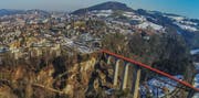 Ungewöhnlicher Farbtupfer: Für die bevorstehende Sanierung wurde auf dem SOB-Sitterviadukt bereits ein oranges Schutznetz montiert. Links davon Bruggen mit den Überbauungen (von links nach rechts) Lehnstrasse und Zweibruggen, Hinterberg, Lindeli und Wolfganghof. (Leserbild: Renato Maciariello - 21. Februar 2019)