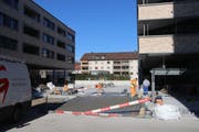Letzte Bauarbeiten an der neuen Überbauung Ulmenstrasse 9/11. Im rechten Gebäude befindet sich die neue Migros, im linken Haus ist die Lachen-Drogerie untergebracht. (Bild: Reto Voneschen - 26. Februar 2019)
